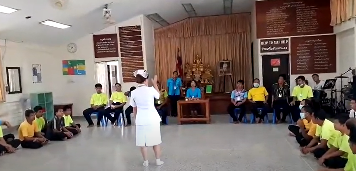 ขั้นตอนการบำบัดรักษาผู้ติดยาเสพติดในรูปแบบผู้ป่วยใน : (4)ขั้นการจำหน่ายผู้ป่วยเพื่อติดตามดูแล